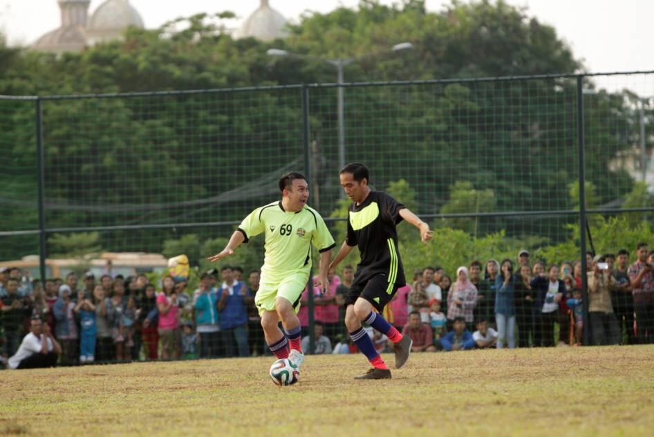 FOTO: Jokowi Ikut Balap Karung dan Main Bola di Pesta Rakyat Waduk Pluit