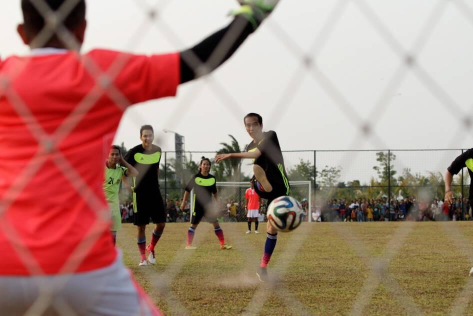 FOTO: Jokowi Ikut Balap Karung dan Main Bola di Pesta Rakyat Waduk Pluit