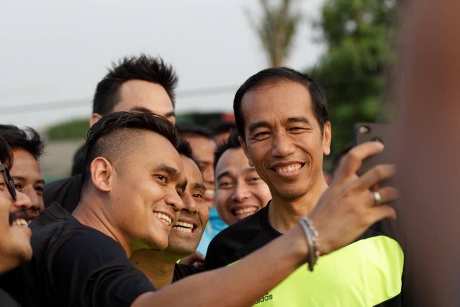 FOTO: Jokowi Ikut Balap Karung dan Main Bola di Pesta Rakyat Waduk Pluit