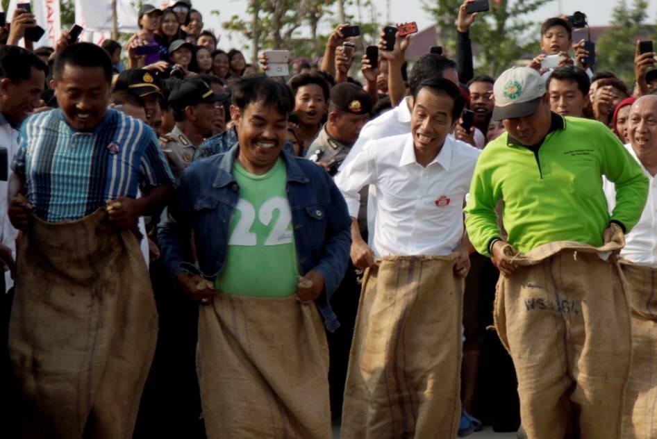 FOTO: Jokowi Ikut Balap Karung dan Main Bola di Pesta Rakyat Waduk Pluit