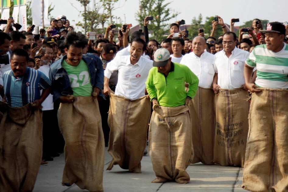 FOTO: Jokowi Ikut Balap Karung dan Main Bola di Pesta Rakyat Waduk Pluit