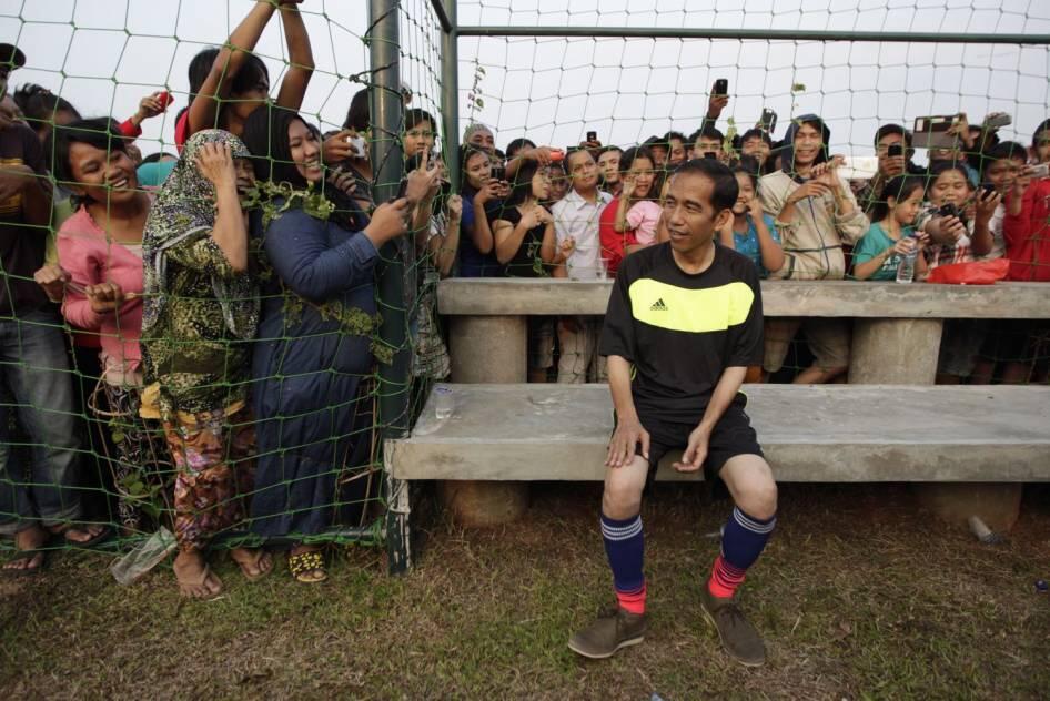 FOTO: Jokowi Ikut Balap Karung dan Main Bola di Pesta Rakyat Waduk Pluit