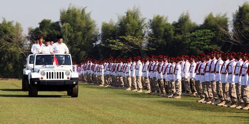 &#91;Cocot Pamer....!!!&#93; Prabowo inspeksi pasukan naik jip Rubicon