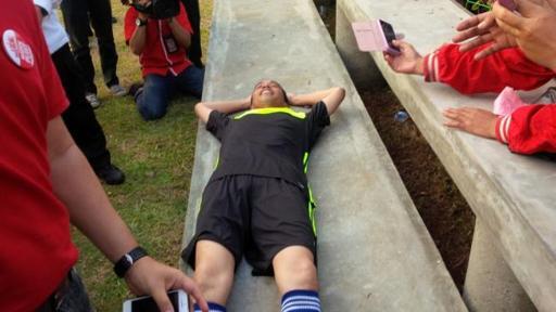 Jokowi Tiba-tiba Tiduran di Lapangan Bola Waduk Pluit