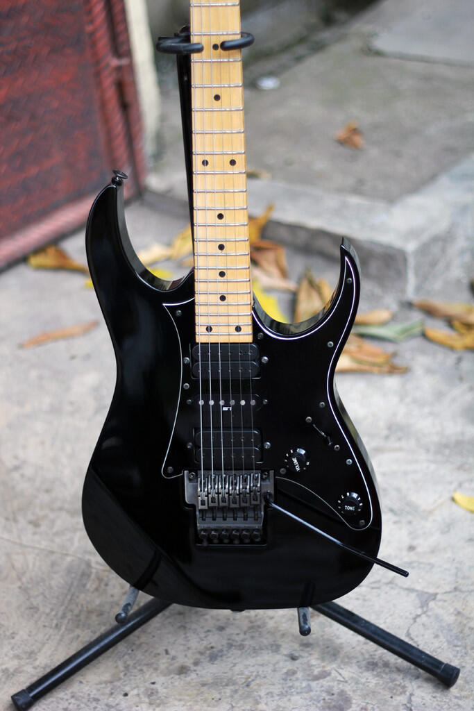 Ibanez rg550. Yamaha eg112. Электрогитара Russtone Scorpion. Электрогитара Samick Greg Bennett Design Malibu.