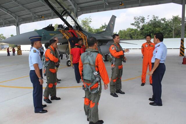 PENDARATAN PERDANA PESAWAT TEMPUR F-16 C/D 52ID DI LANUD ROESMIN NURJADIN