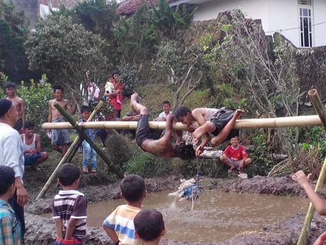 Yuk kita intip lomba 17an di Cipanas-Cianjur. memang BEDA!