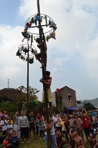 Yuk kita intip lomba 17an di Cipanas-Cianjur. memang BEDA!