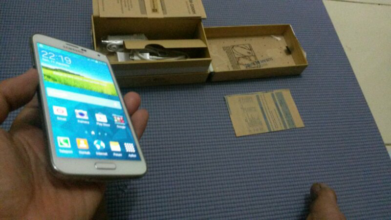 samsung Galaxy S 5 putih grs