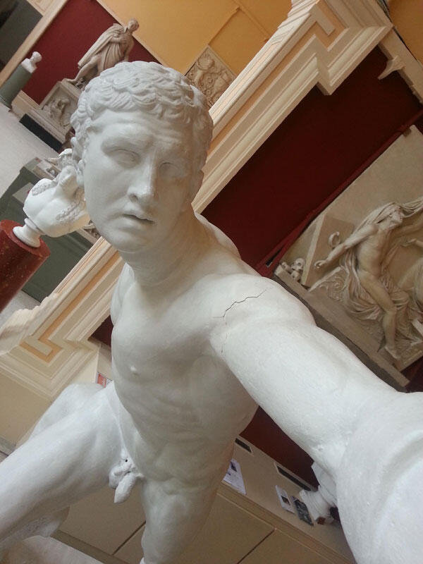 Patung Pun Bisa Berfoto Selfie Ria