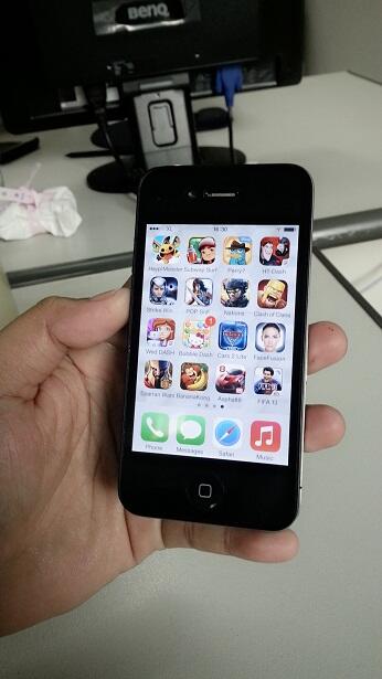 jual iphone 4 FU 8GB bisa semua kartu GSM game banyak batangan bonus bumper 1,9 negoo