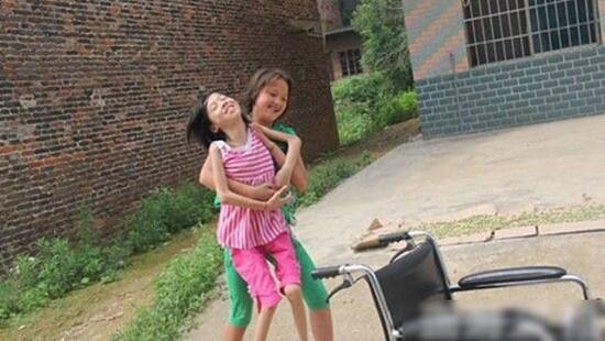 ( Arti Sahabat Sejati ) Gendong Sang Sahabat yang Derita Penyakit Polio ke Sekolah Se