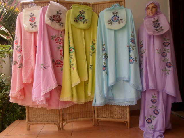 Mukena Cantik, mulai dari Mukena Cecek, Polkadot, Mega Mendung dan Lukis TImbul
