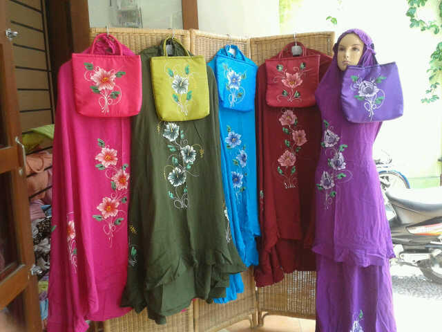 Mukena Cantik, mulai dari Mukena Cecek, Polkadot, Mega Mendung dan Lukis TImbul
