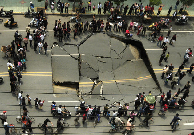 Gambar Lubang amblesan raksasa di beberapa negara