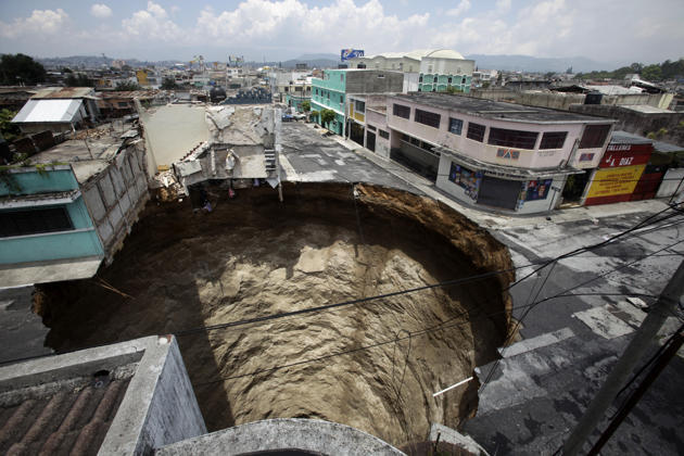 Gambar Lubang amblesan raksasa di beberapa negara