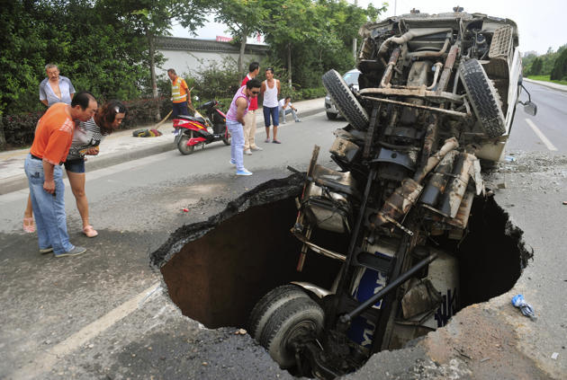 Gambar Lubang amblesan raksasa di beberapa negara