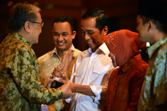 Gatot Pujo Nugroho Raih Penghargaan Tokoh Pemerintahan Terbaik 2014 !!!