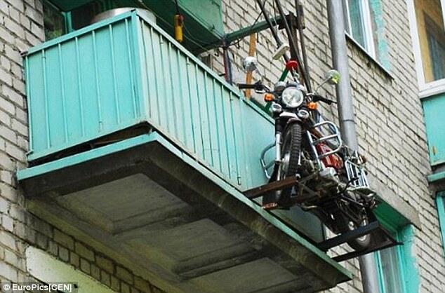 Pria Rusia Ini Parkir Motor di Balkon Apartemen