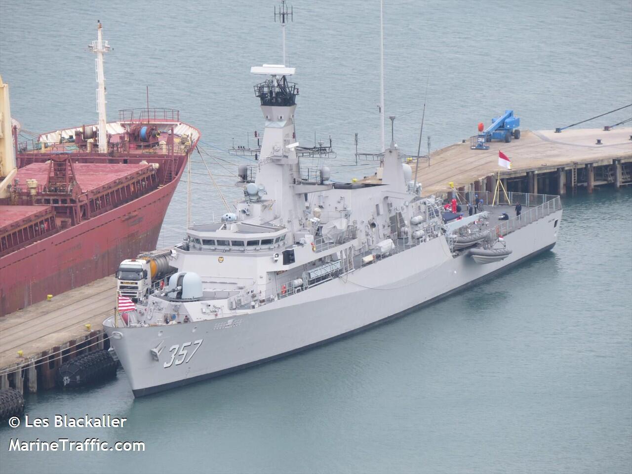 PASSING EXERCISE KRI FRANS KAISIEPO-368 dengan KRI BUNG TOMO -357 DI LAUT MEDITERANIA