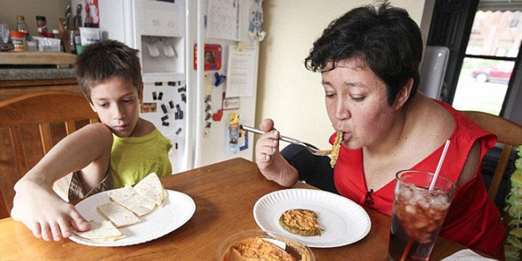 Kehidupan Ibu-Anak Yang Tidak Punya Tangan