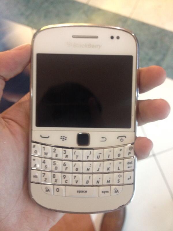 Blackberry Dakota 9900 White.. TAM!! Semarang