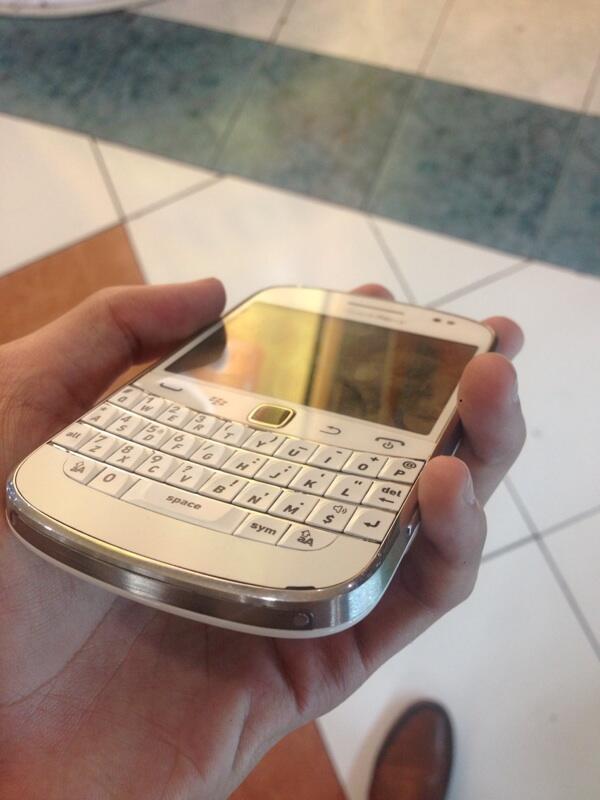 Blackberry Dakota 9900 White.. TAM!! Semarang