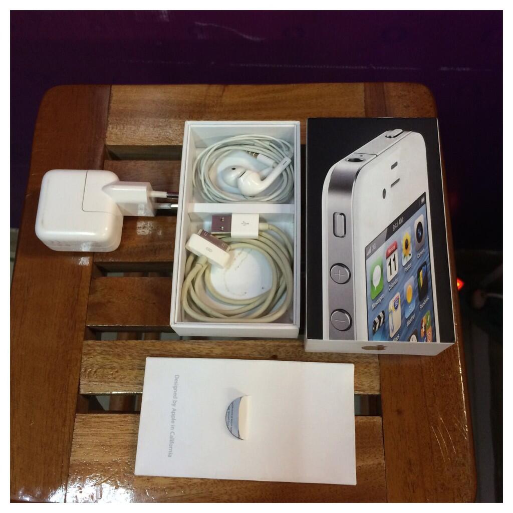 Jual iPhone 4 8 Giga White Mulus perfect masih garansi resmi SES bandung