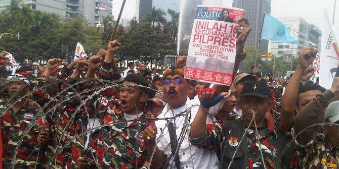 DEMO DI GEDUNG MK. Masa Bayaran Ga sih? Bela2in panas2an ,hingga ketembak WATERCANON