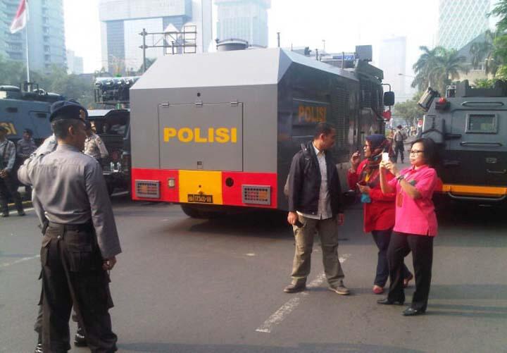 Pegawai Kantoran Asyik Foto Narsis dan Selfie di Depan Pengamanan MK