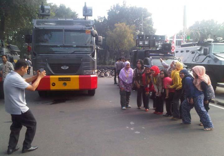 Pegawai Kantoran Asyik Foto Narsis dan Selfie di Depan Pengamanan MK