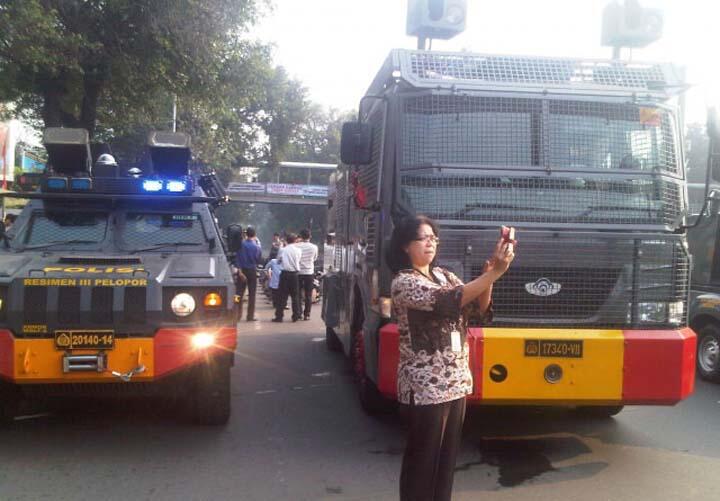 Pegawai Kantoran Asyik Foto Narsis dan Selfie di Depan Pengamanan MK