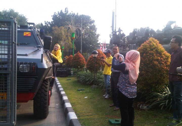 Pegawai Kantoran Asyik Foto Narsis dan Selfie di Depan Pengamanan MK