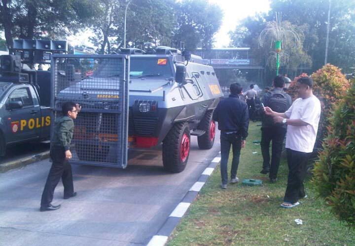 Pegawai Kantoran Asyik Foto Narsis dan Selfie di Depan Pengamanan MK