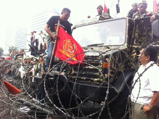 Truk Pendukung Prabowo Kembali Maju,Orator Ajak Massa Terobos Kawat Berduri 