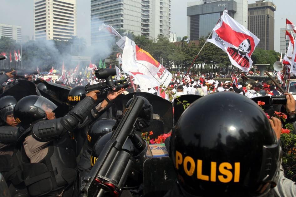 FOTO: Pendukung Prabowo Dibubarkan Polisi