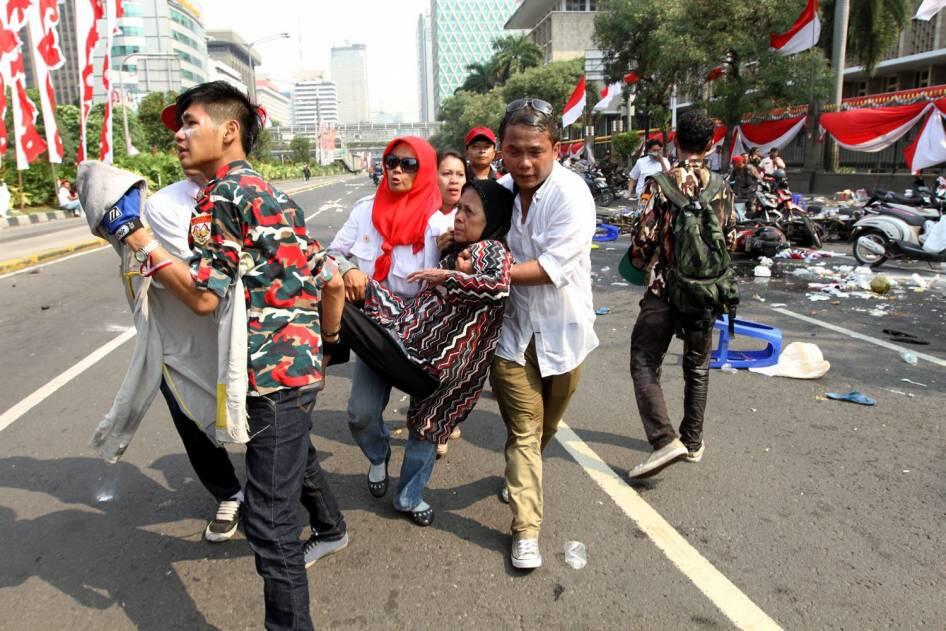FOTO: Pendukung Prabowo Dibubarkan Polisi