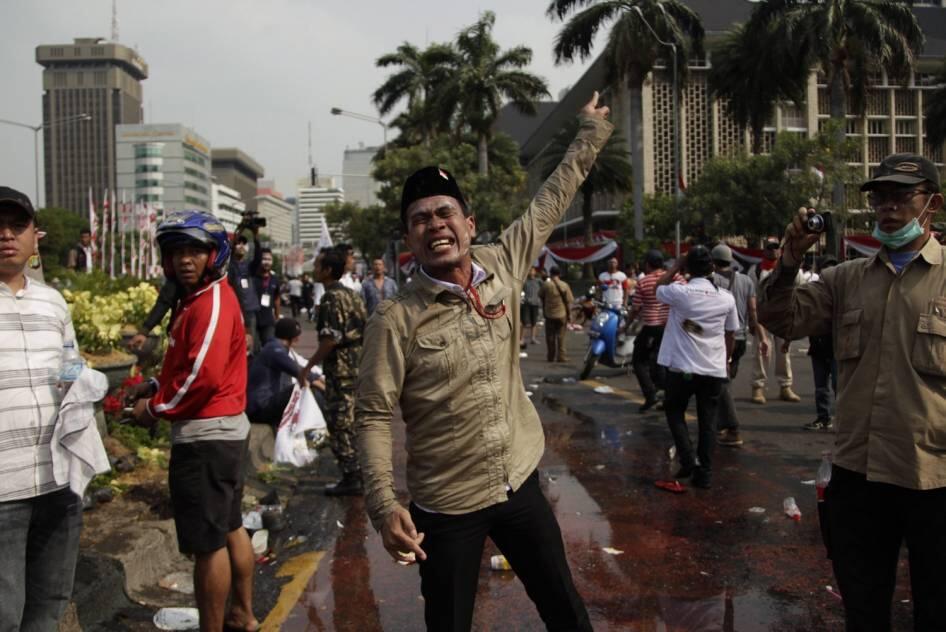 FOTO: Pendukung Prabowo Dibubarkan Polisi