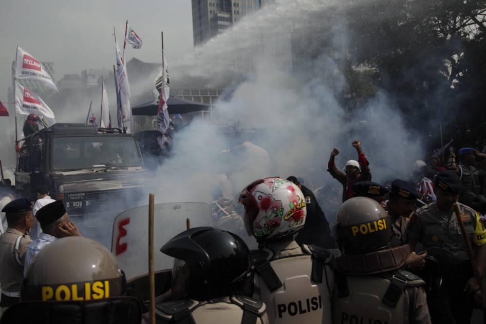 FOTO: Pendukung Prabowo Dibubarkan Polisi