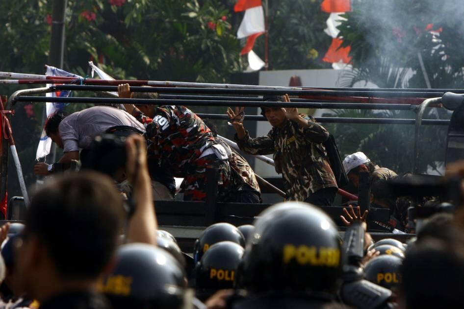 FOTO: Pendukung Prabowo Dibubarkan Polisi