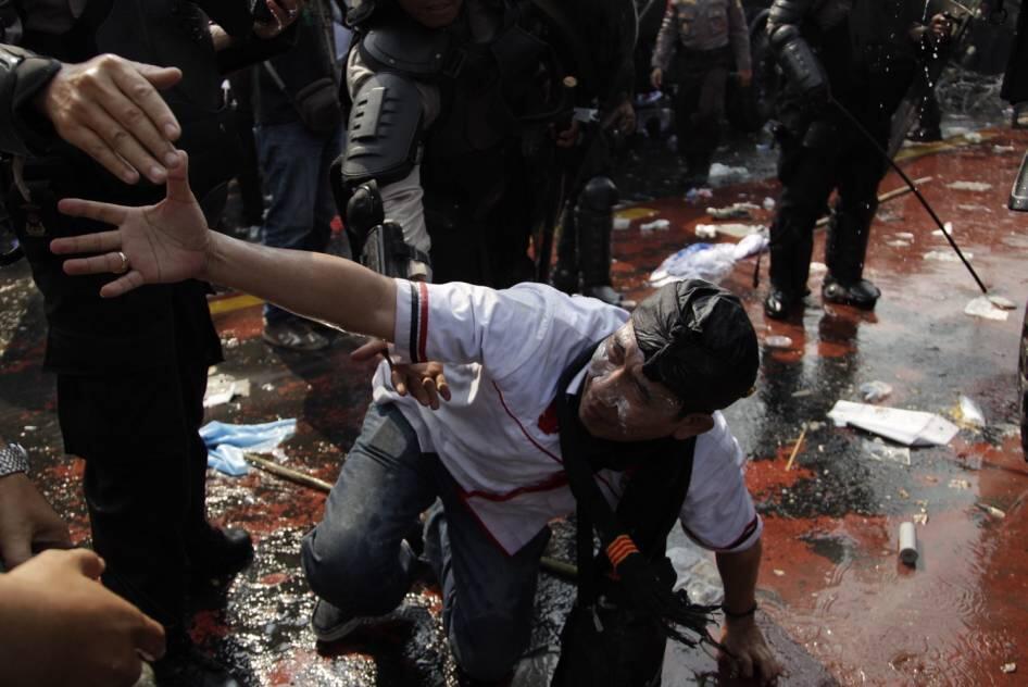 FOTO: Pendukung Prabowo Dibubarkan Polisi