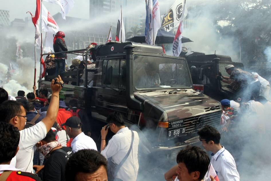 FOTO: Pendukung Prabowo Dibubarkan Polisi