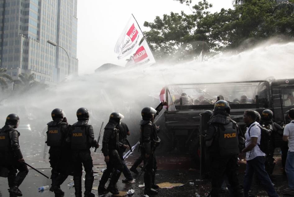 FOTO: Pendukung Prabowo Dibubarkan Polisi