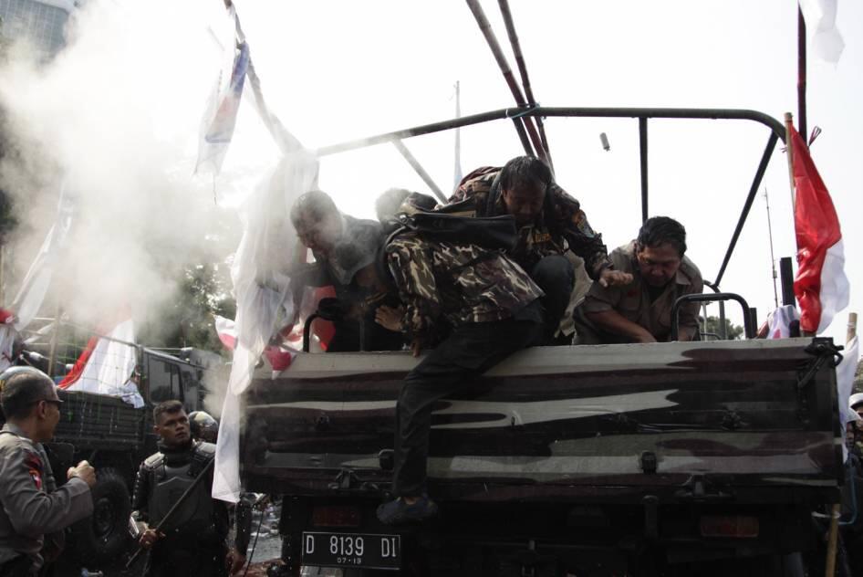 FOTO: Pendukung Prabowo Dibubarkan Polisi