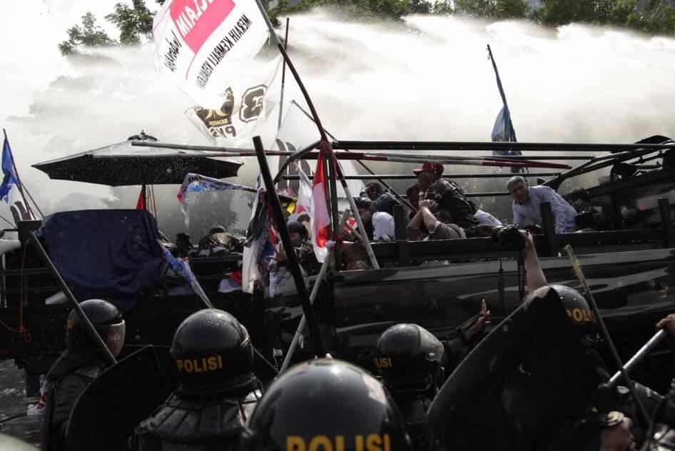 FOTO: Pendukung Prabowo Dibubarkan Polisi
