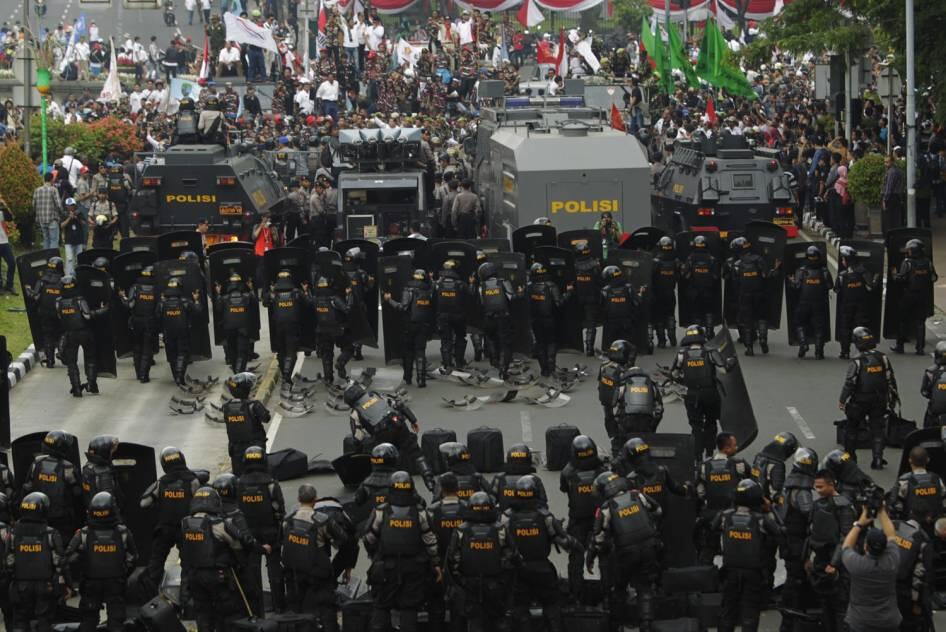 FOTO: Pendukung Prabowo Dibubarkan Polisi