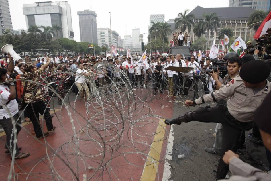 FOTO: Pendukung Prabowo Dibubarkan Polisi