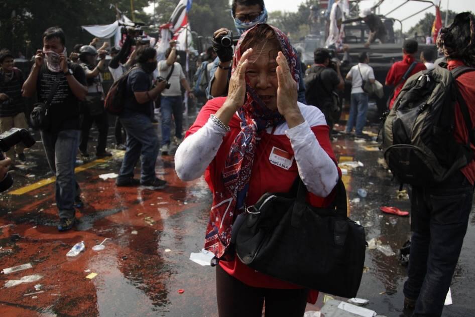 FOTO: Pendukung Prabowo Dibubarkan Polisi