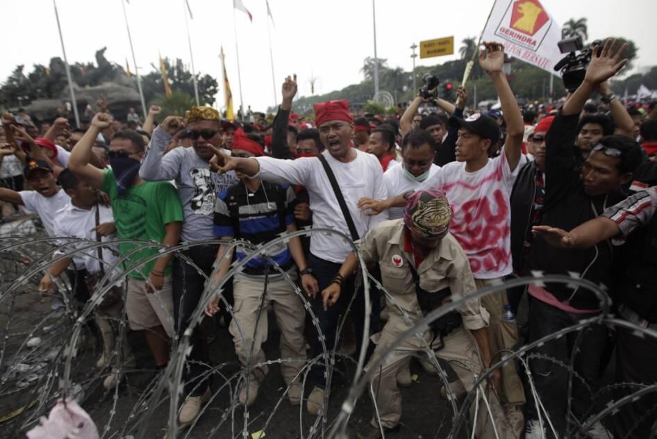 FOTO: Pendukung Prabowo Dibubarkan Polisi