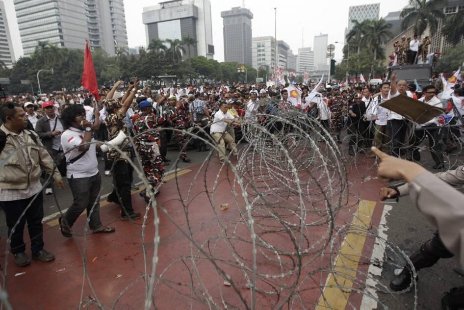 FOTO: Pendukung Prabowo Dibubarkan Polisi